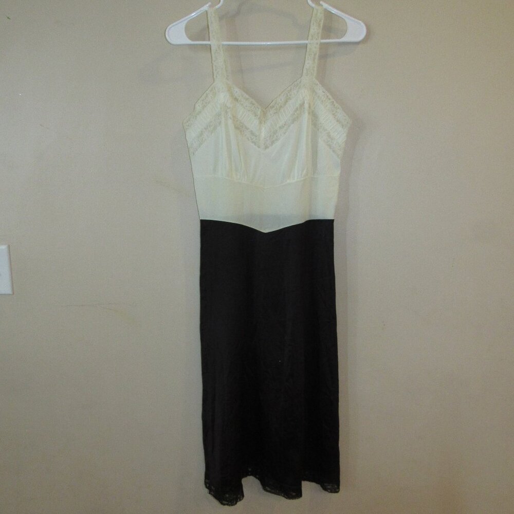 Vintage 50-60s American Maid Ivory Black Two Tone Slip Size 34 Nylon Yarn Pin Up